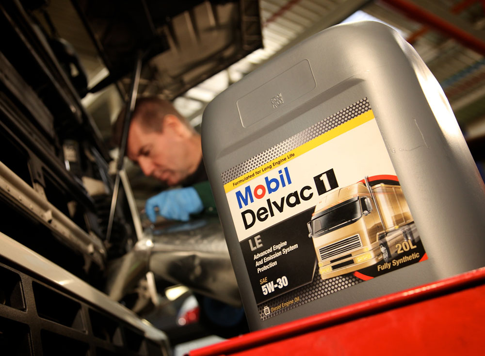 side_1_Esso_smeermiddelen_Vrachtwagens_Oosterveen_Olie